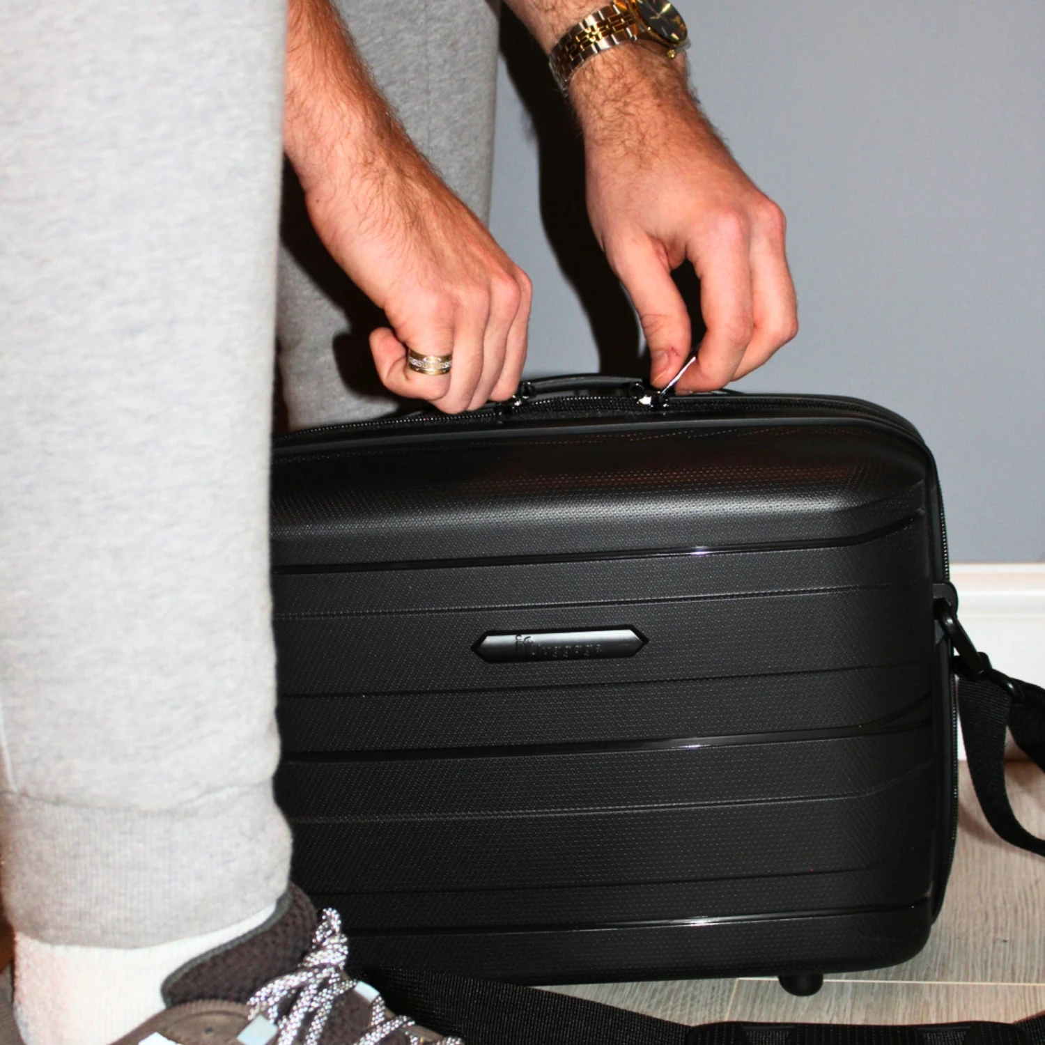 IT Luggage Momentous - Vanity Case (Black) - Image 4