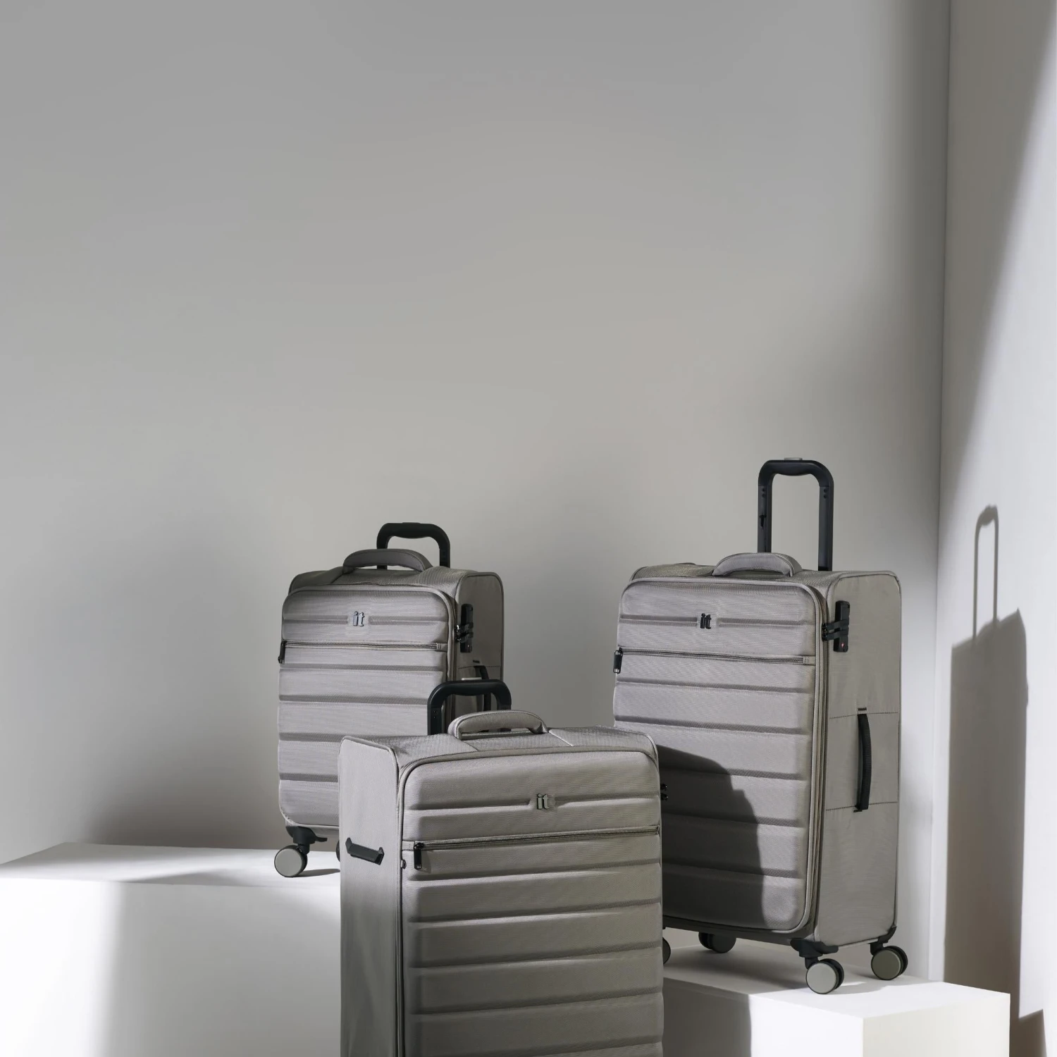 IT Luggage Census - Large (Grey Skin) - Image 7